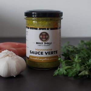 Pot de sauce verte artisanale Moss Dolli, entouré d'ail, échalote et d’herbes fraîches