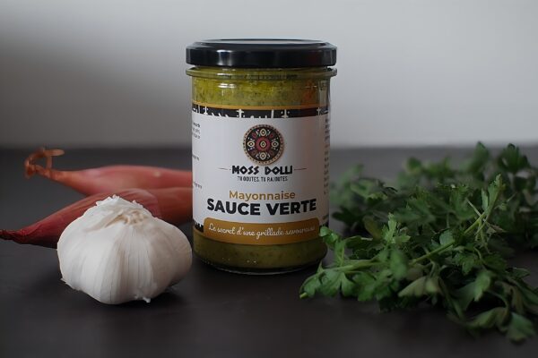 Pot de sauce verte artisanale Moss Dolli, entouré d'ail, échalote et d’herbes fraîches
