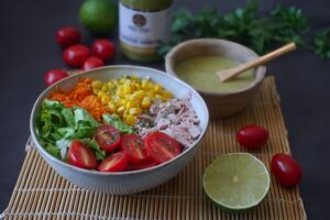 Salade bowl composé de crudités et Vinaigrette à base de Sauce Verte Antigaspi Moss Dolli
